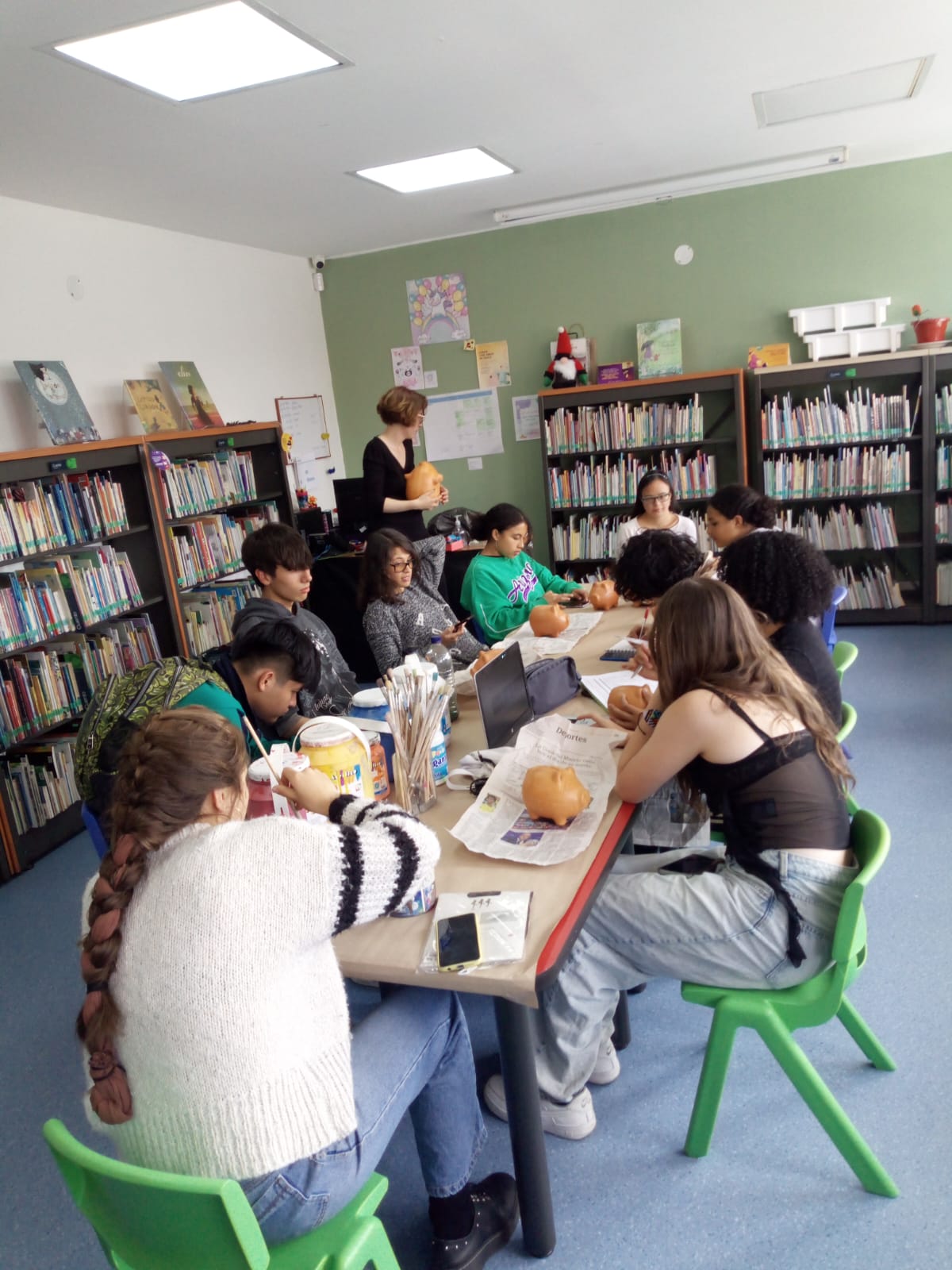 Jóvenes participando de actividad creativa en la biblioteca
