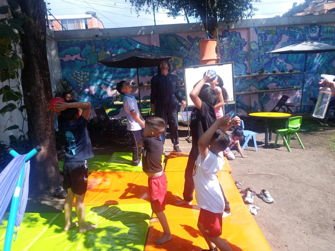 Niños y niñas jugando al aire libre