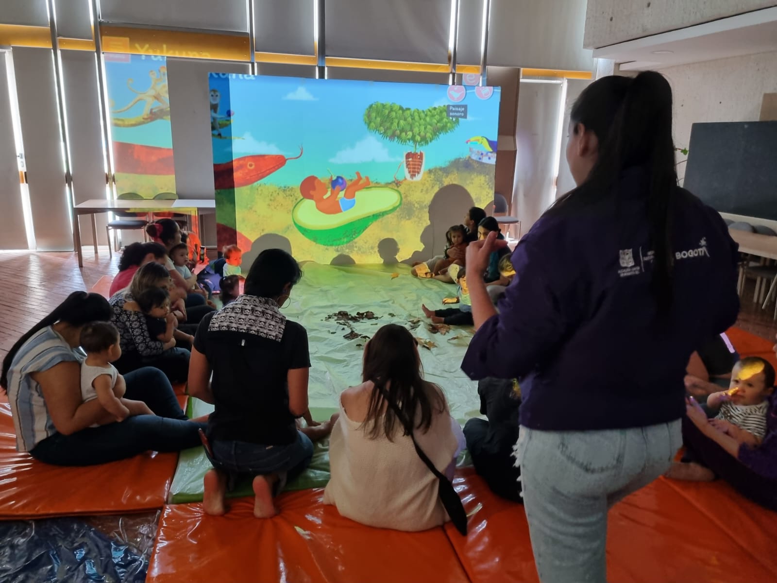 niñas y niños viendo la proyección de un video animado