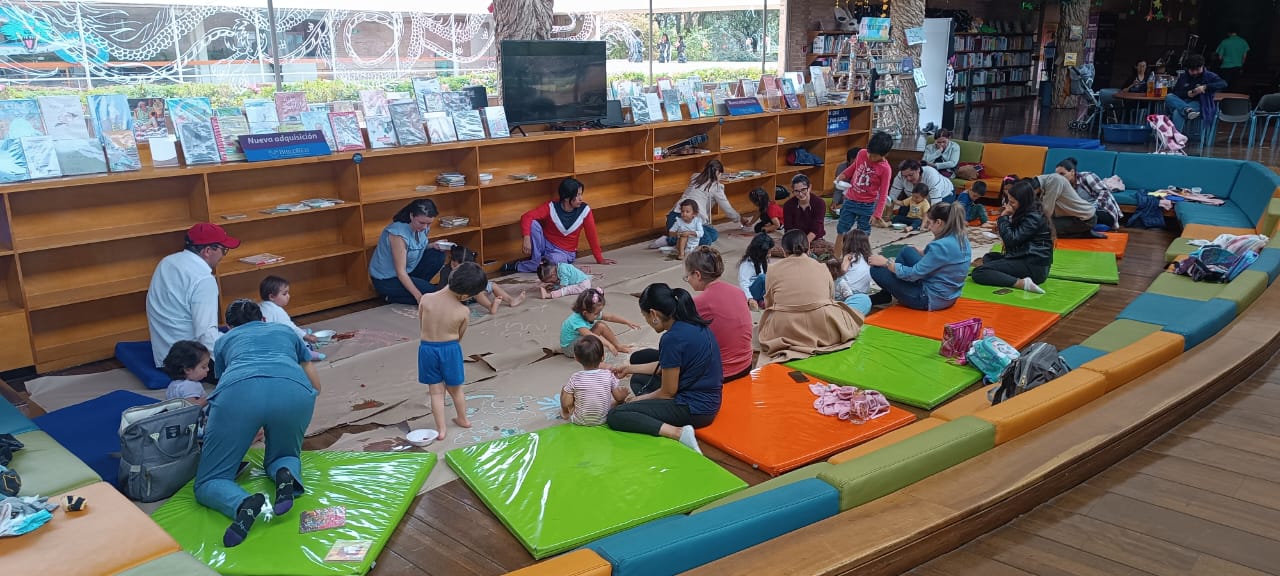 Lecturas y cantos para bebés en la biblioteca