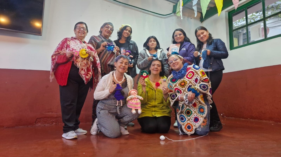 En la foto aparecen de izquierda a derecha: Cecilia, Mariela, Laura, Nelly, Alejandra (mediadora), Leidy, Gladys, Consuelo y Ana