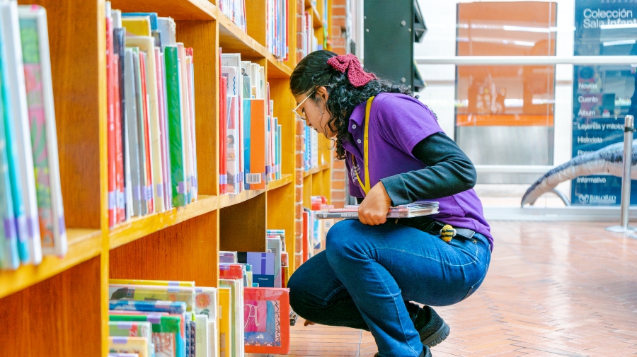 Colaboradora de la biblioteca Pública Gabriel García Márquez - El Tunal