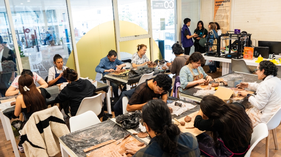 Usuarios de la Sala LabCo del Centro Felicidad Chapinero / Foto: @EsteMichael - BibloRed