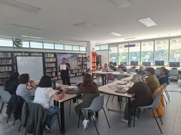 Navegantes digitales: Club de lectura para personas mayores