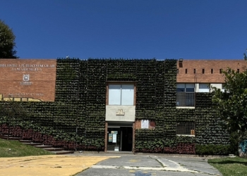 La Biblioteca Público Escolar La Marichuela reverdece con su nuevo muro ecológico
